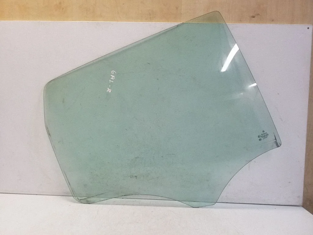 Rear door window glass E143R001583