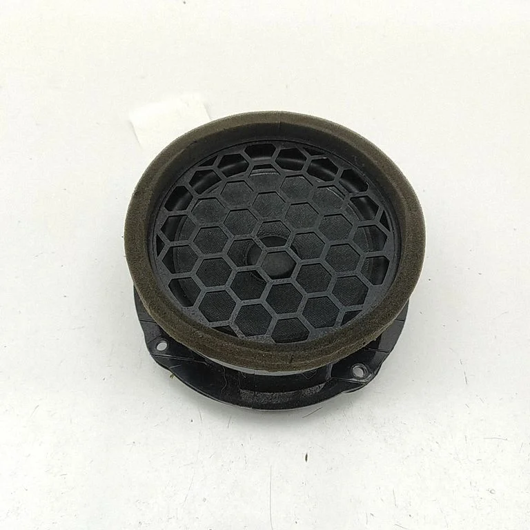 Skaļrunis (-ņi) aizmugurējās durvīs 565035411A