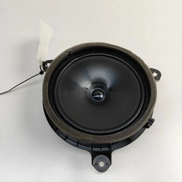 Skaļrunis (-ņi) aizmugurējās durvīs 861600D450