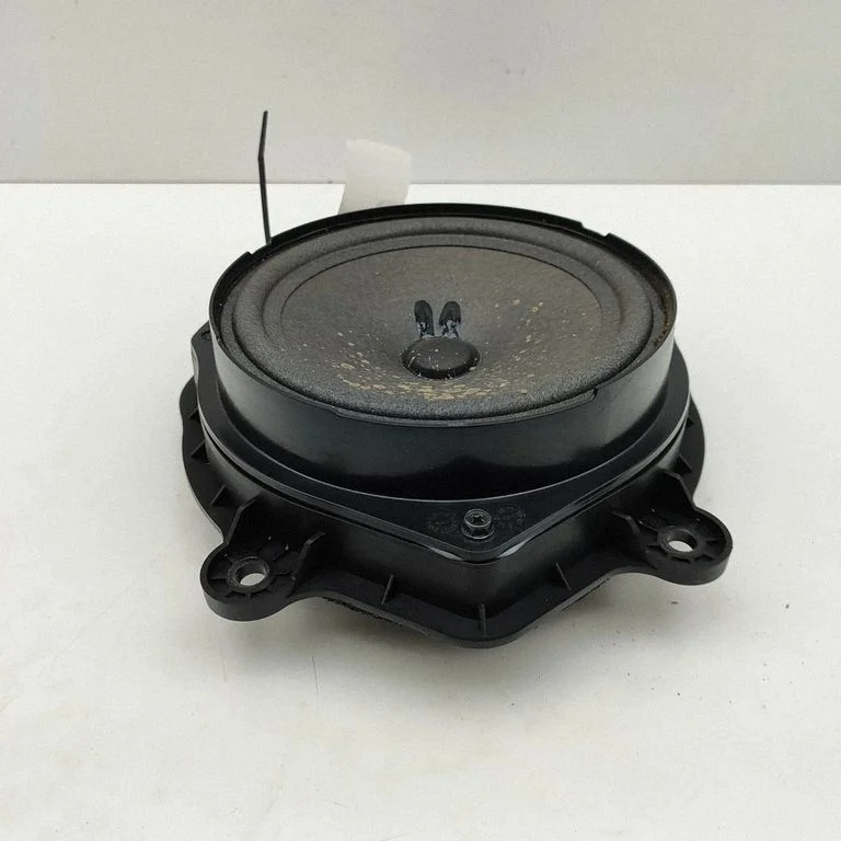 Skaļrunis (-ņi) aizmugurējās durvīs A4478271160