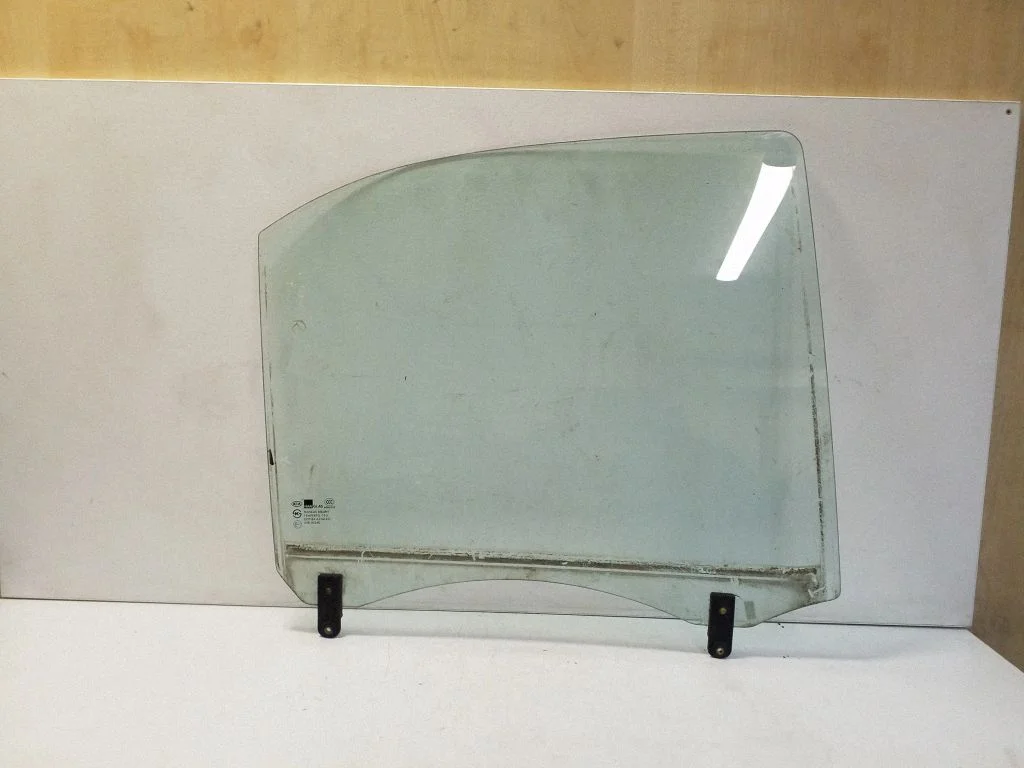 Galvenais aizmugurējo durvju stikls E143R00240