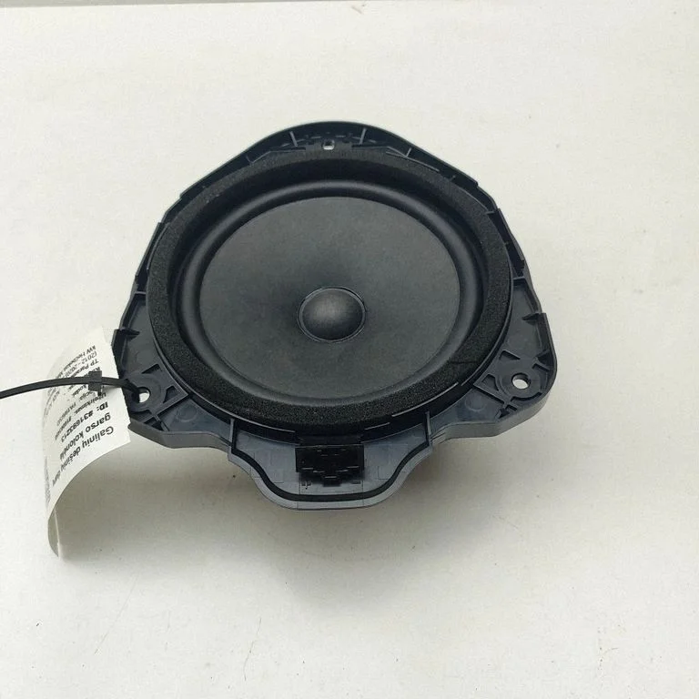 Skaļrunis (-ņi) aizmugurējās durvīs 8V0035411E