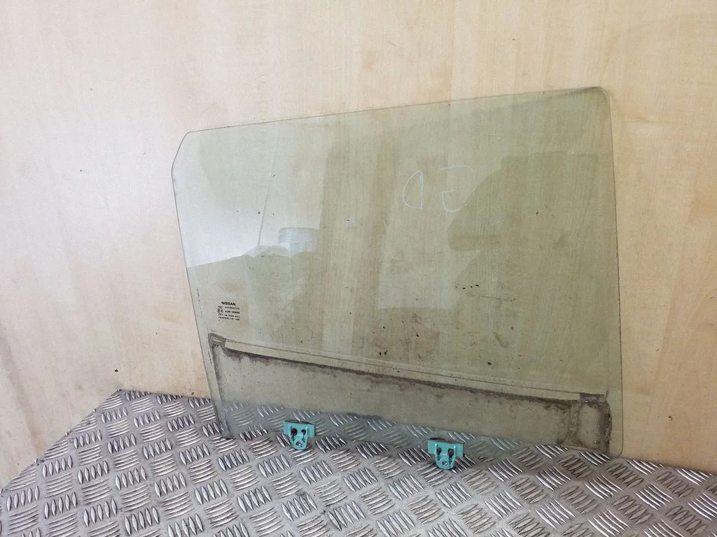 Rear door window glass – right
