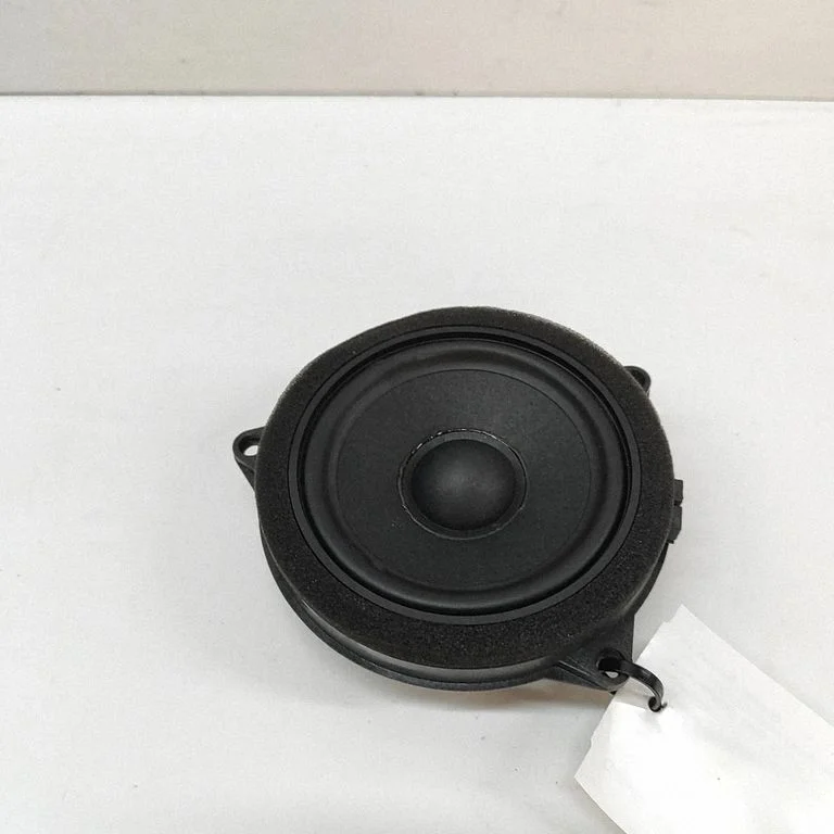 Skaļrunis (-ņi) aizmugurējās durvīs 2622518