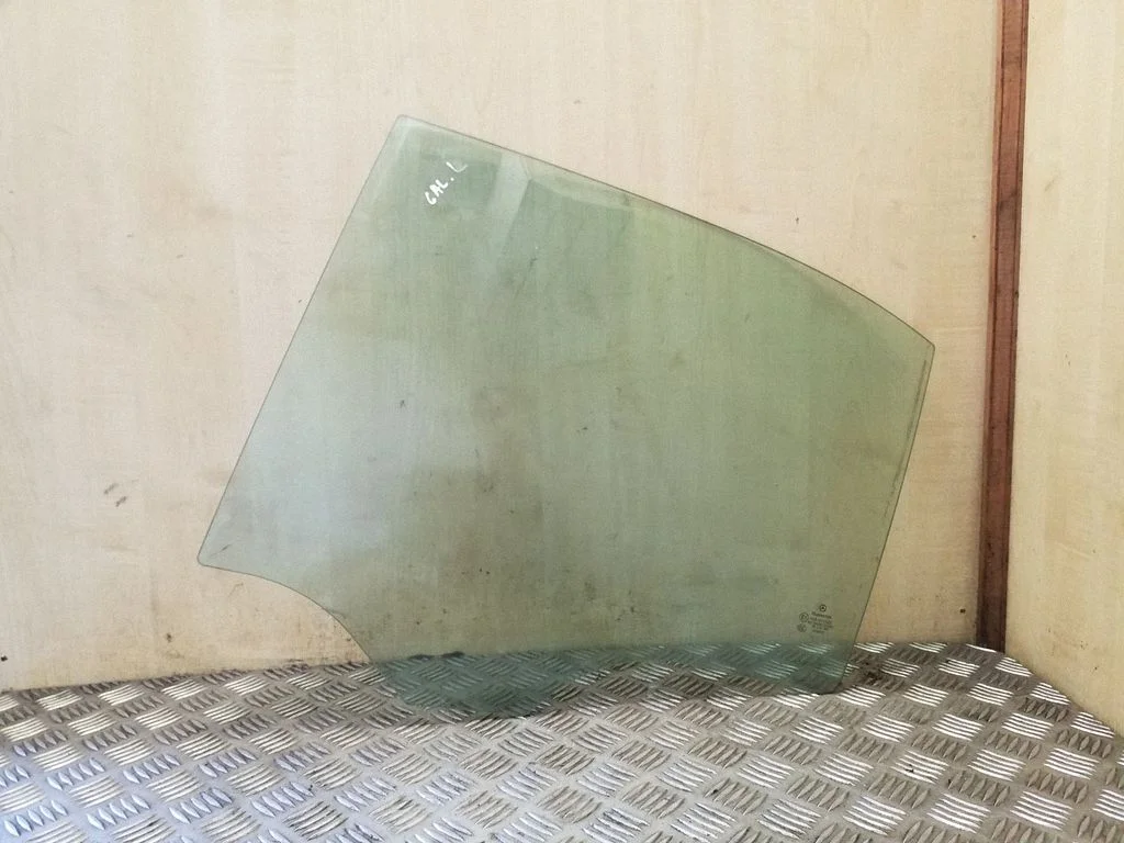 Szyba drzwi tylnych (główna) 43R001582