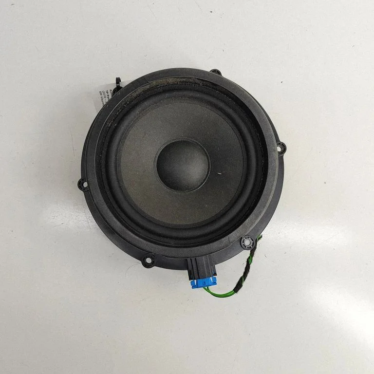 Skaļrunis (-ņi) aizmugurējās durvīs 95864555100