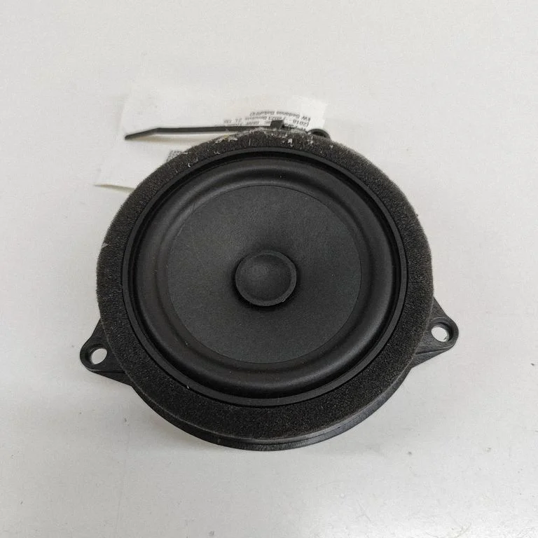 Skaļrunis (-ņi) aizmugurējās durvīs 6809626