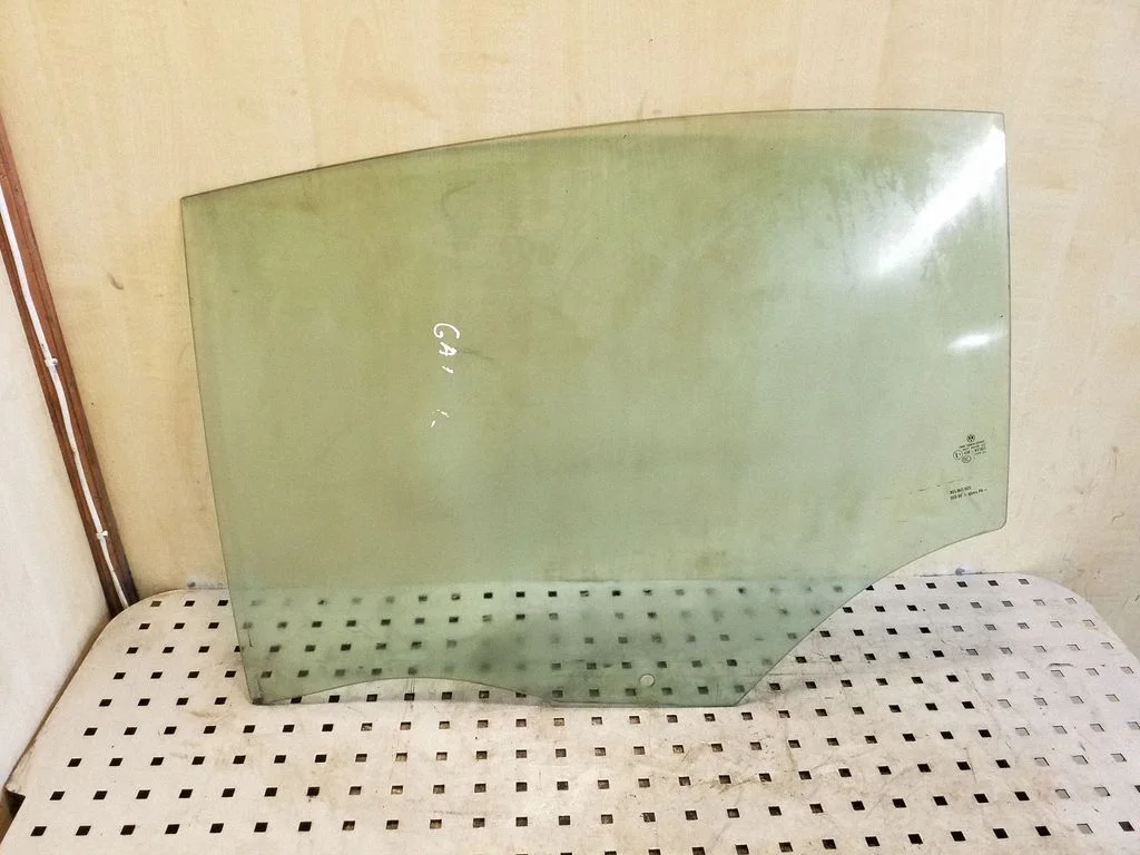 Rear door window glass 43R011025