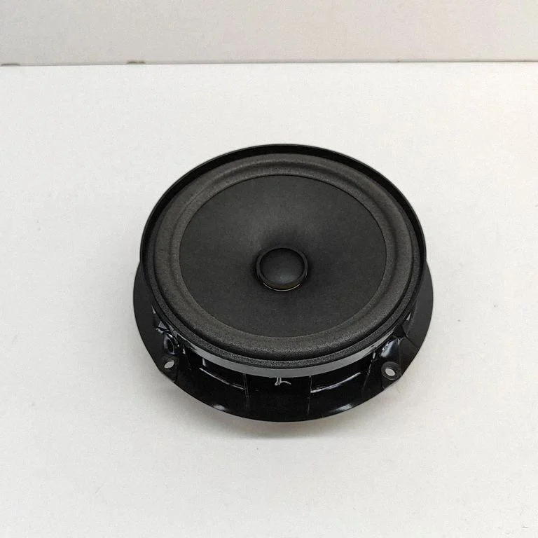 Skaļrunis (-ņi) aizmugurējās durvīs 10A035710