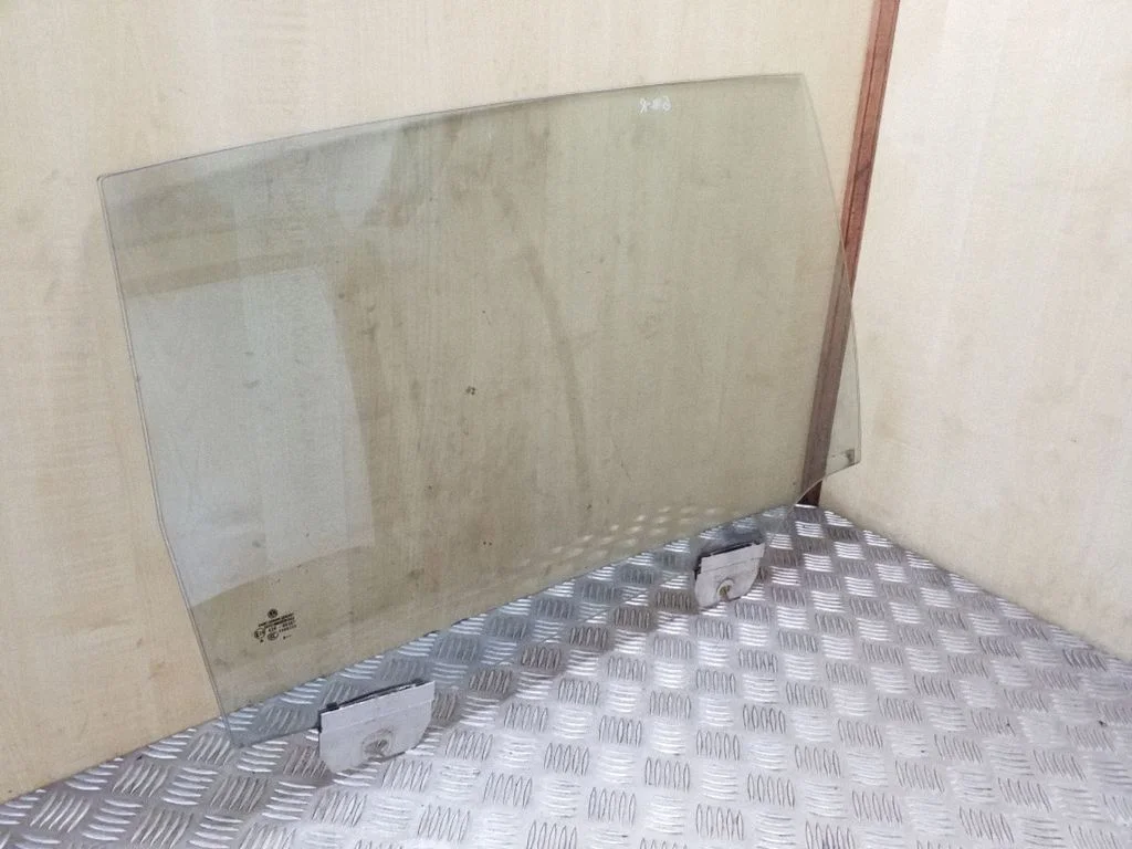 Rear door window glass – right