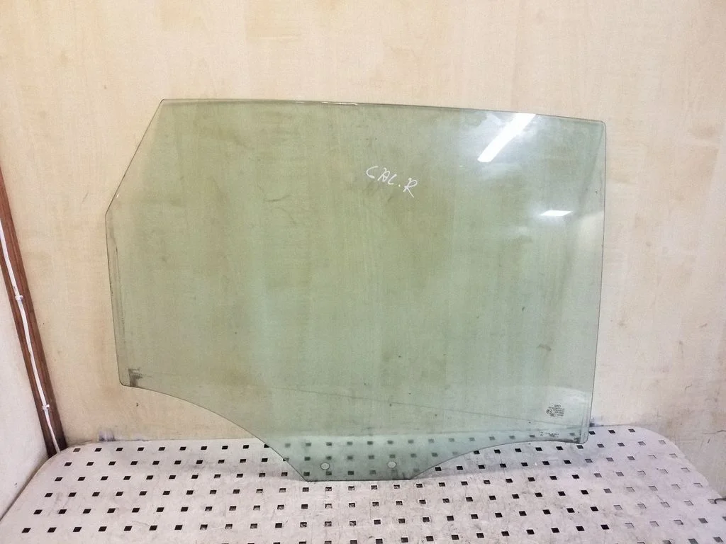Rear door window glass E643R00048