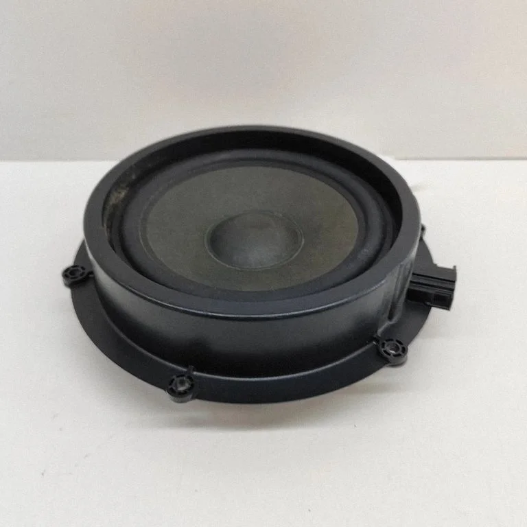 Skaļrunis (-ņi) aizmugurējās durvīs 95864555100