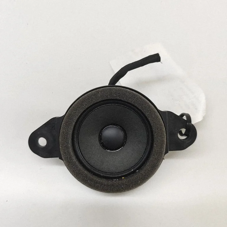 Skaļrunis (-ņi) aizmugurējās durvīs 86150F4090