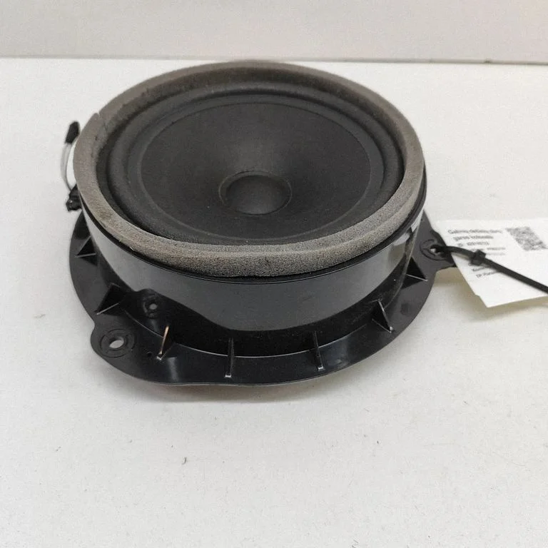 Skaļrunis (-ņi) aizmugurējās durvīs 80A035411