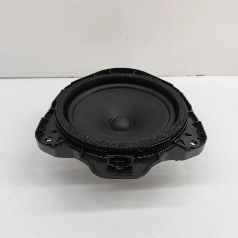 Skaļrunis (-ņi) aizmugurējās durvīs 8V0035411D
