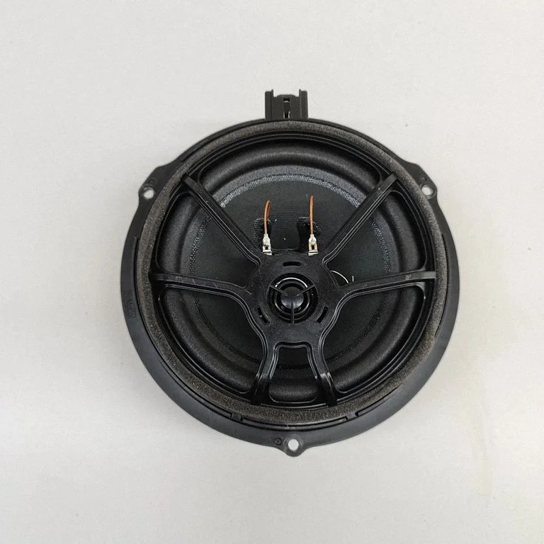 Skaļrunis (-ņi) aizmugurējās durvīs H1BT18808GB