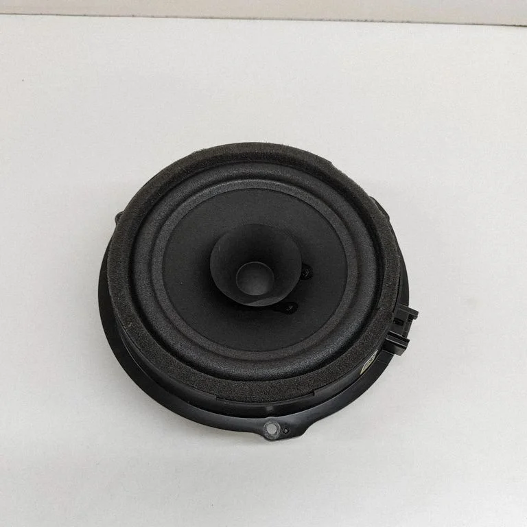 Skaļrunis (-ņi) aizmugurējās durvīs GN1518808CB