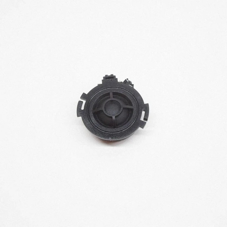 Skaļrunis (-ņi) aizmugurējās durvīs 8R0035399C