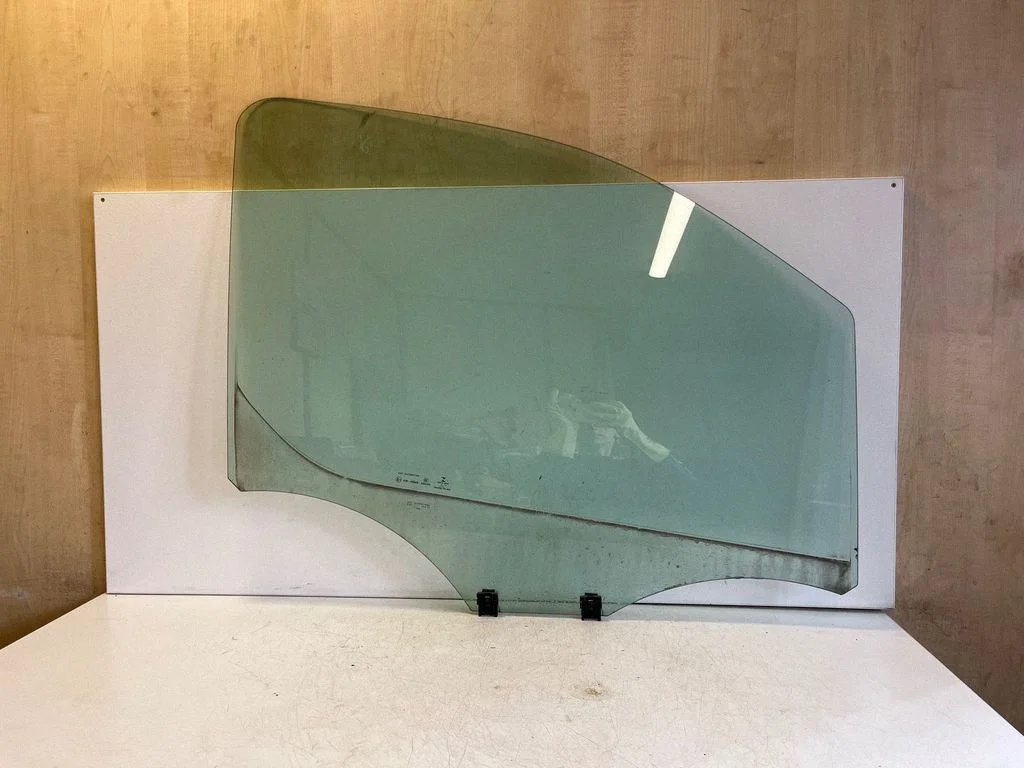 Esiukse põhiklaas (neljaukselise) – Opel Vivaro (2019-)