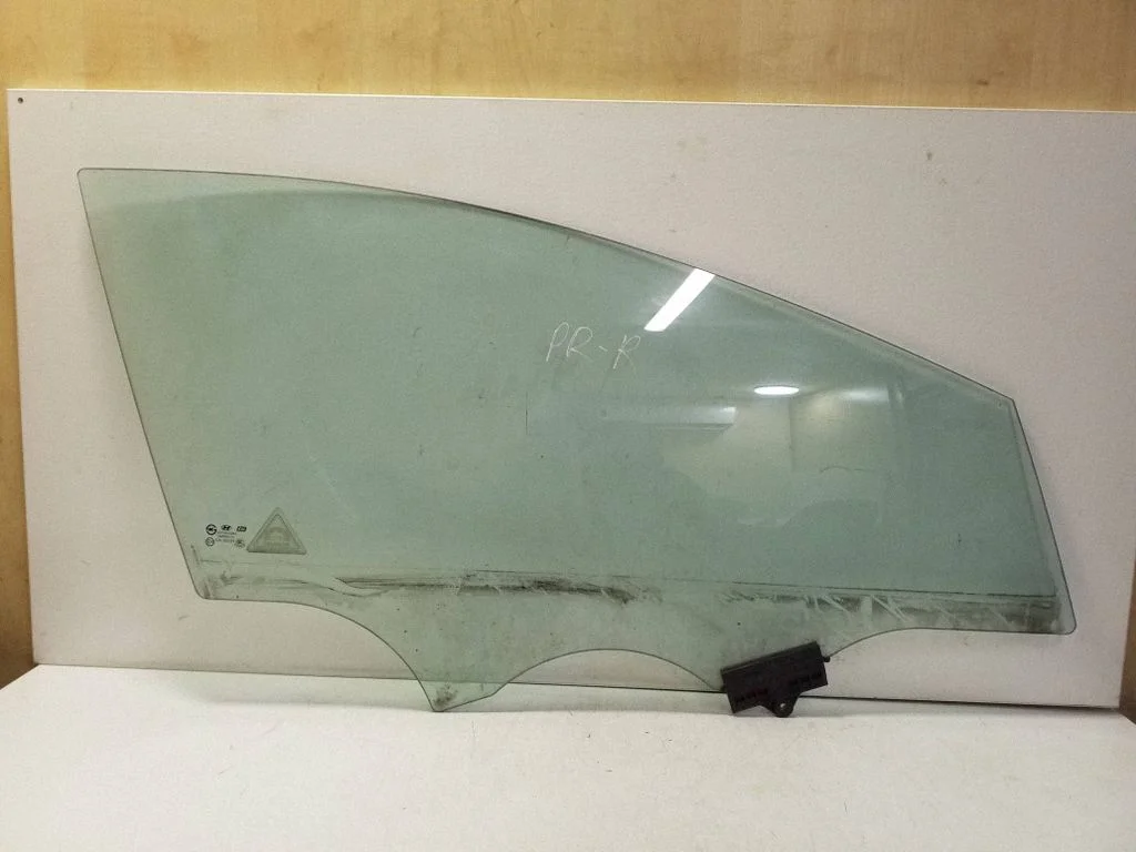 Front door window glass four-door E1143R000384
