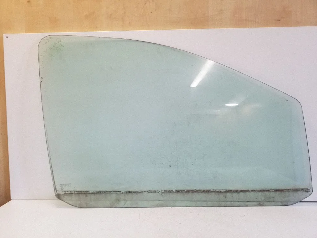 Galvenais priekšējo durvju stikls (četrdurvju) E1743R00346