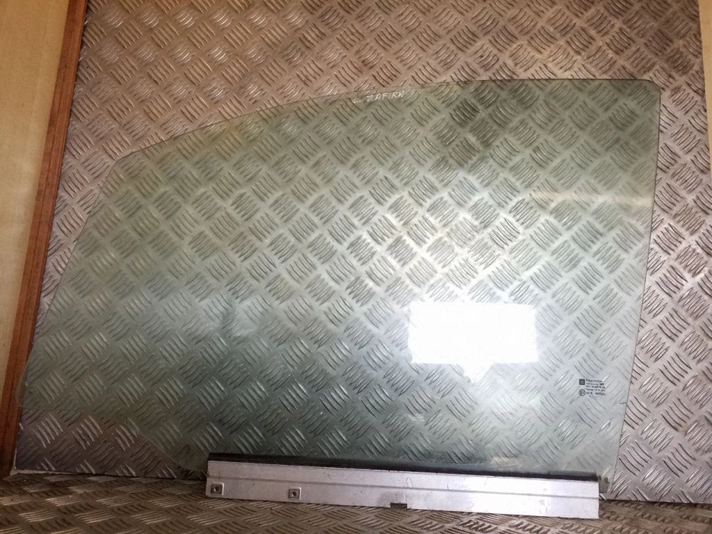 Pagrindinis priekinių durų stiklas (keturdurio)