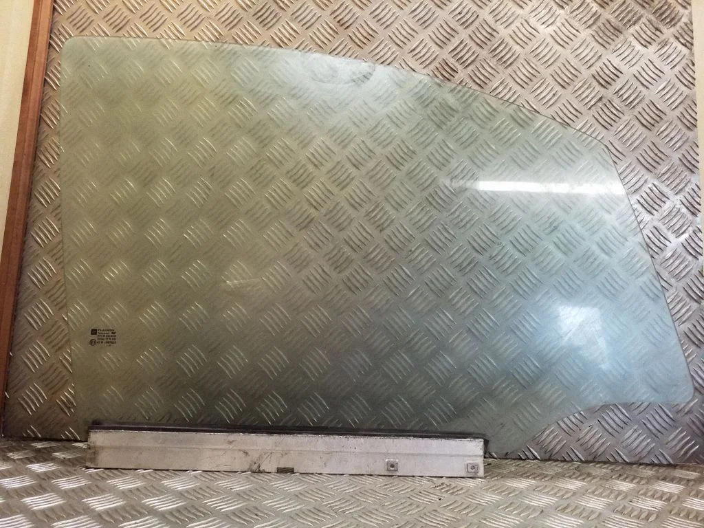 Pagrindinis priekinių durų stiklas (keturdurio)