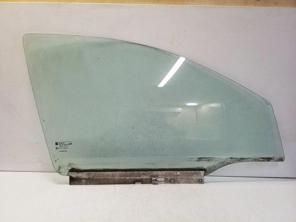 Esiukse põhiklaas (neljaukselise) E243R007023