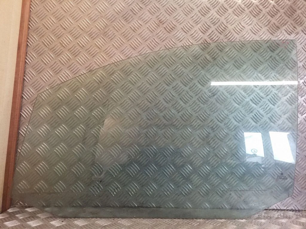 Esiukse põhiklaas (neljaukselise) 43R001582