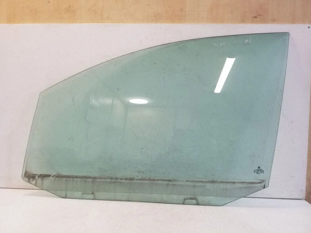Esiukse põhiklaas (neljaukselise) E143R001582