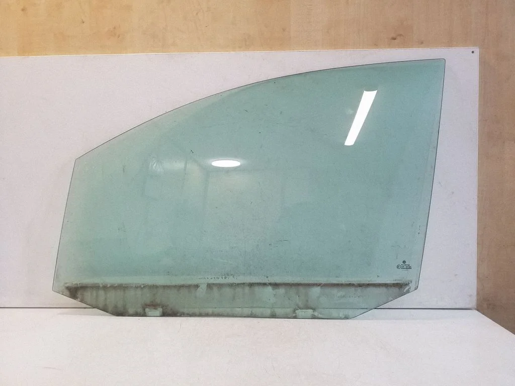 Esiukse põhiklaas (neljaukselise) E143R001582