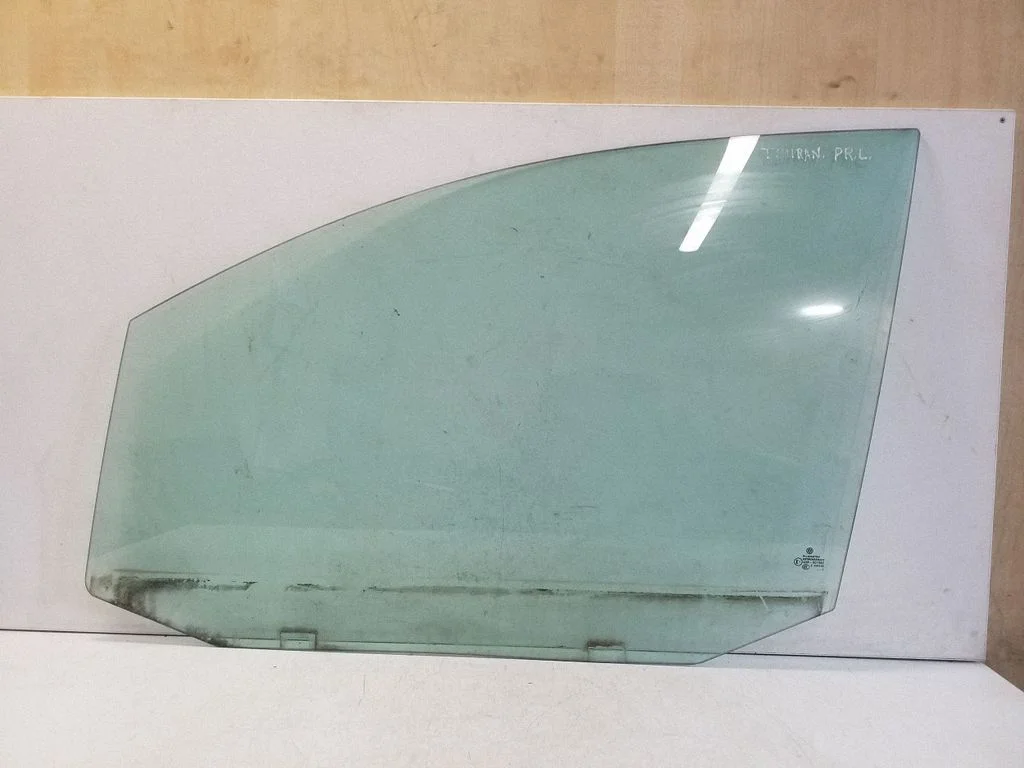 Esiukse põhiklaas (neljaukselise) E143R001582