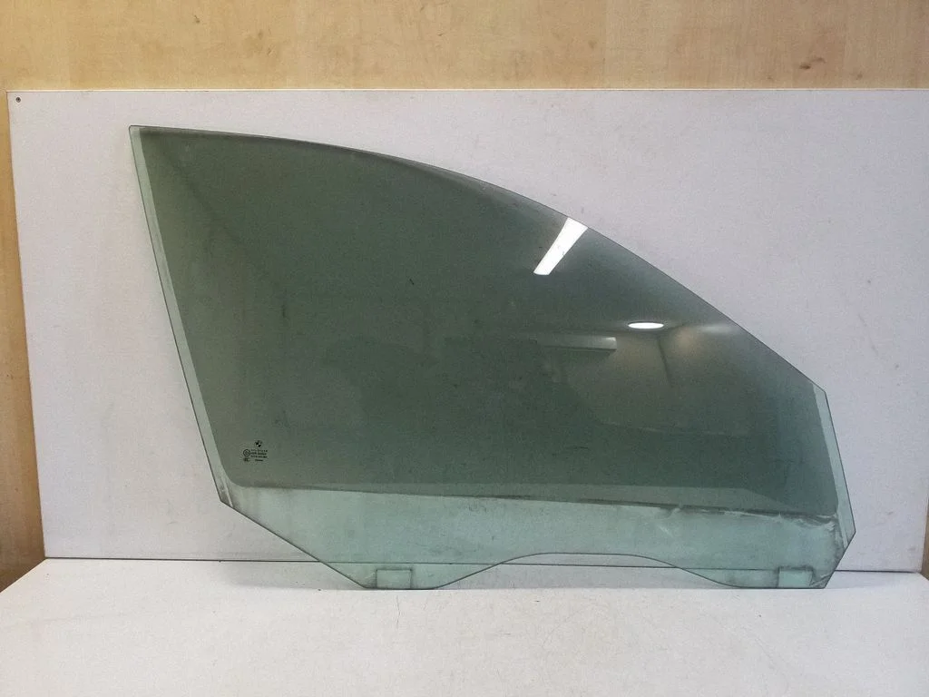 Front door window glass four-door E643R00050