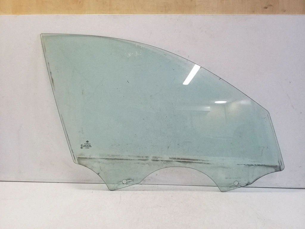 Galvenais priekšējo durvju stikls (četrdurvju) E143R001582