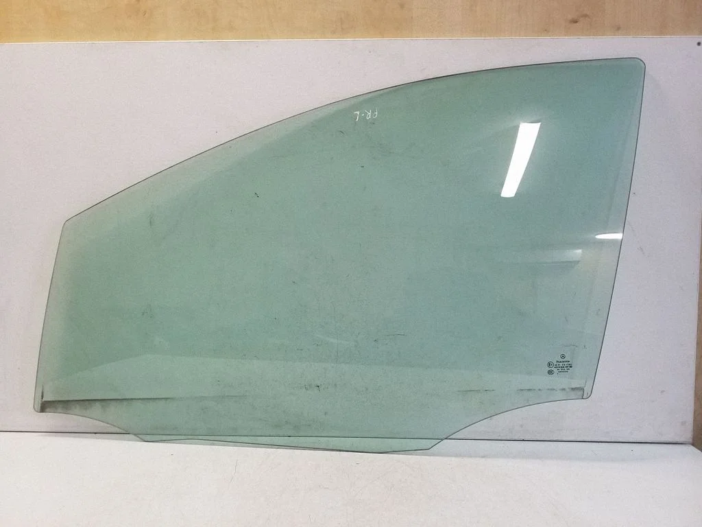 Front door window glass four-door E143R001582
