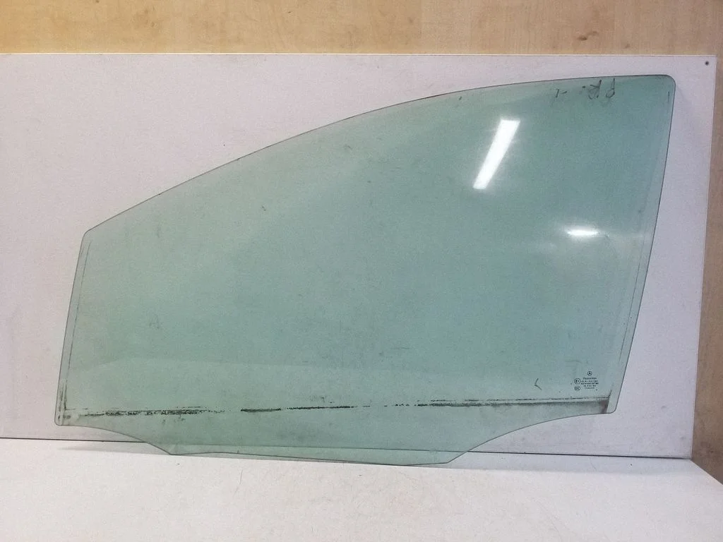 Front door window glass four-door E143R001582