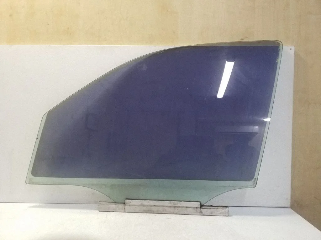 Galvenais priekšējo durvju stikls (četrdurvju) A1637200118