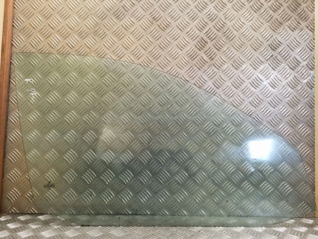 Pagrindinis priekinių durų stiklas (keturdurio)