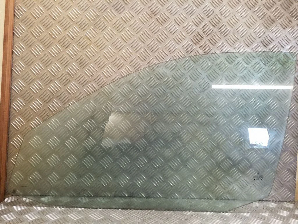 Pagrindinis priekinių durų stiklas (keturdurio)