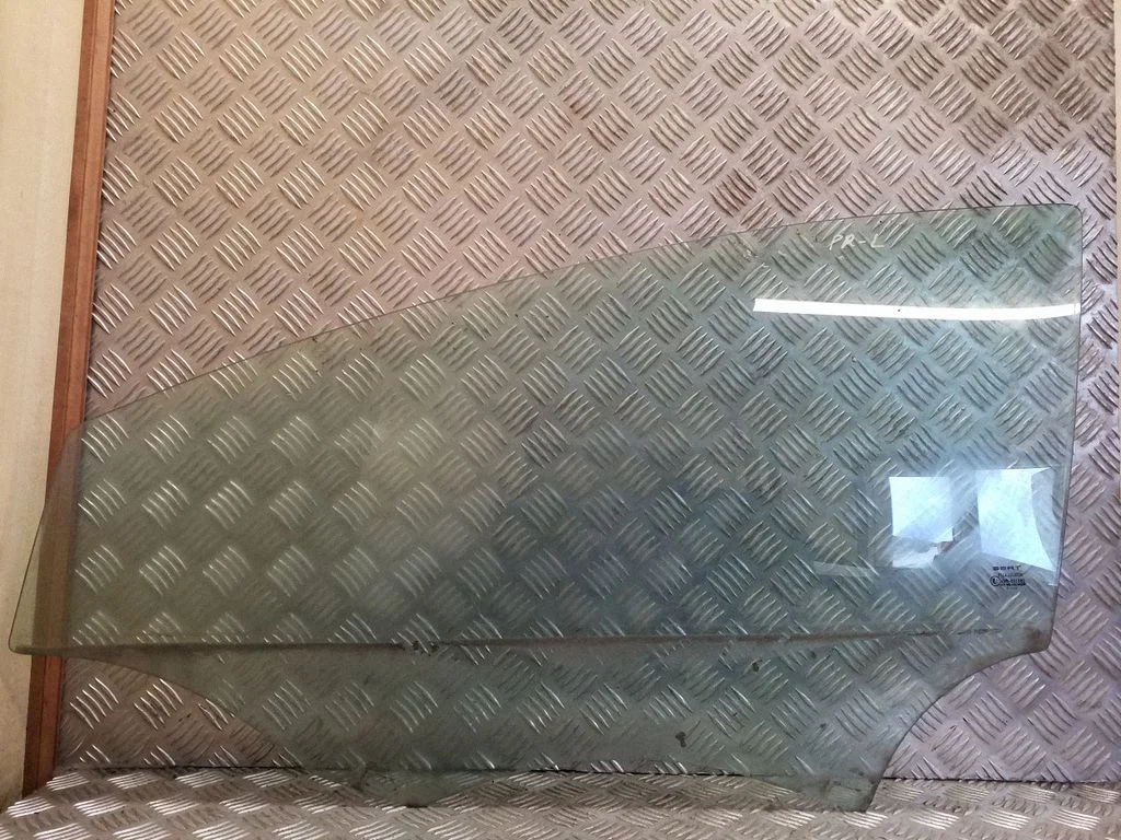 Pagrindinis priekinių durų stiklas (keturdurio)