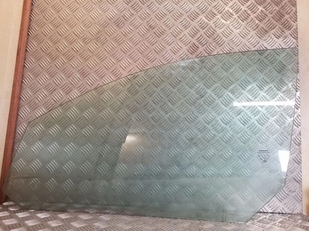 Galvenais priekšējo durvju stikls (četrdurvju) 43R001106