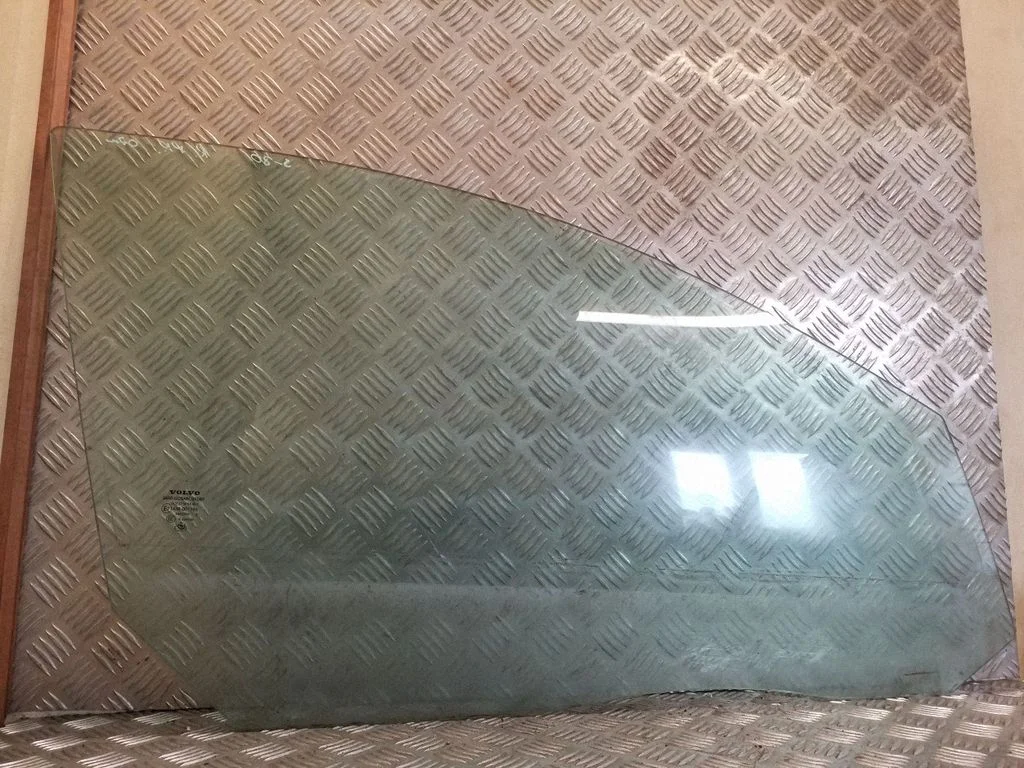 Galvenais priekšējo durvju stikls (četrdurvju) 43R001106