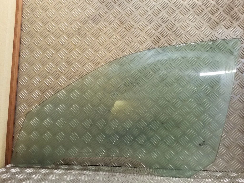 Galvenais priekšējo durvju stikls (četrdurvju) 43R000982