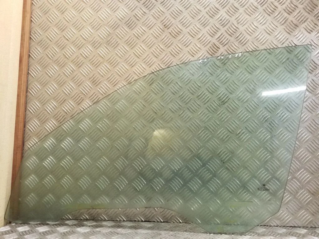 Galvenais priekšējo durvju stikls (četrdurvju) 43R000982