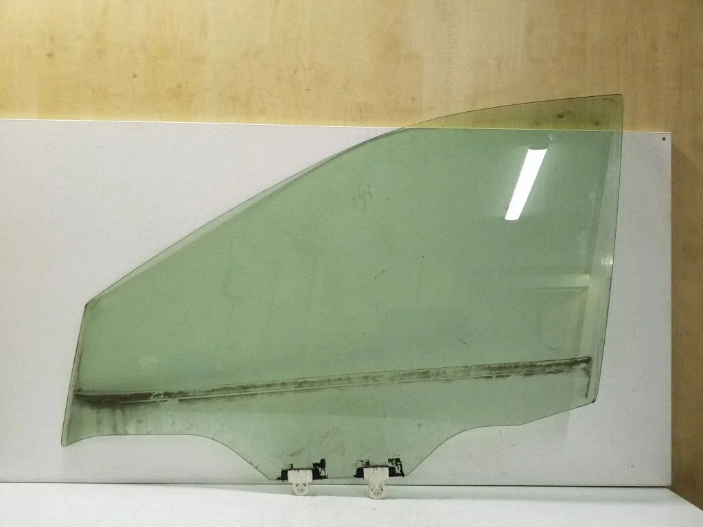 Front door window glass four-door E643R00011