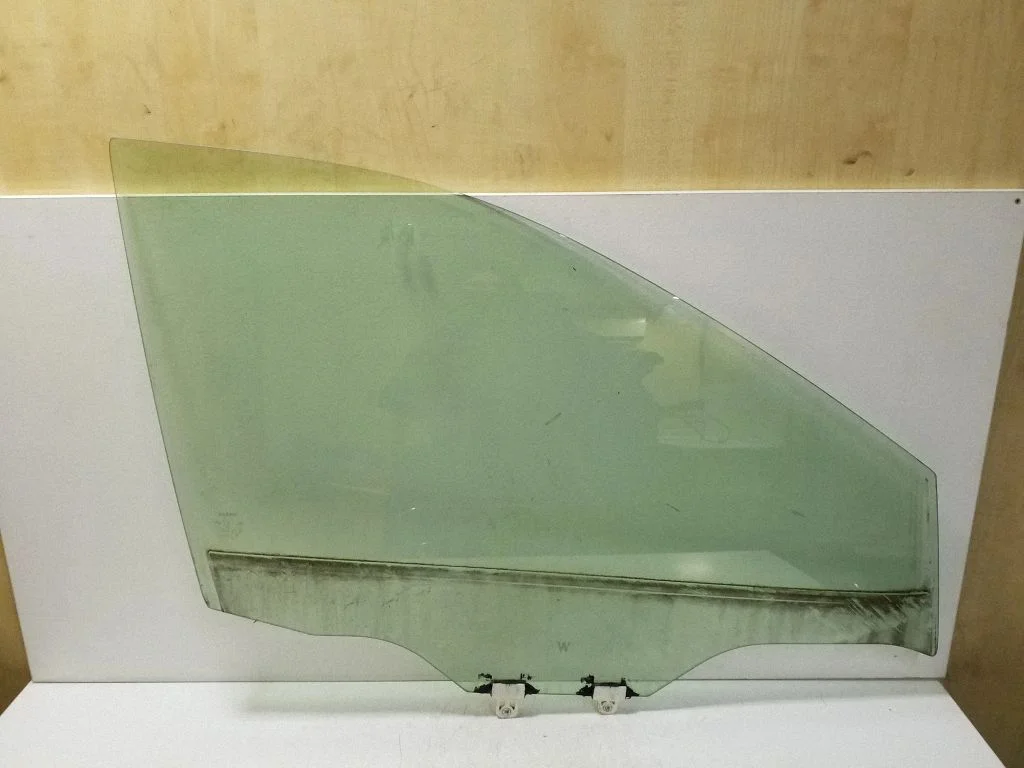 Front door window glass four-door E643R00011