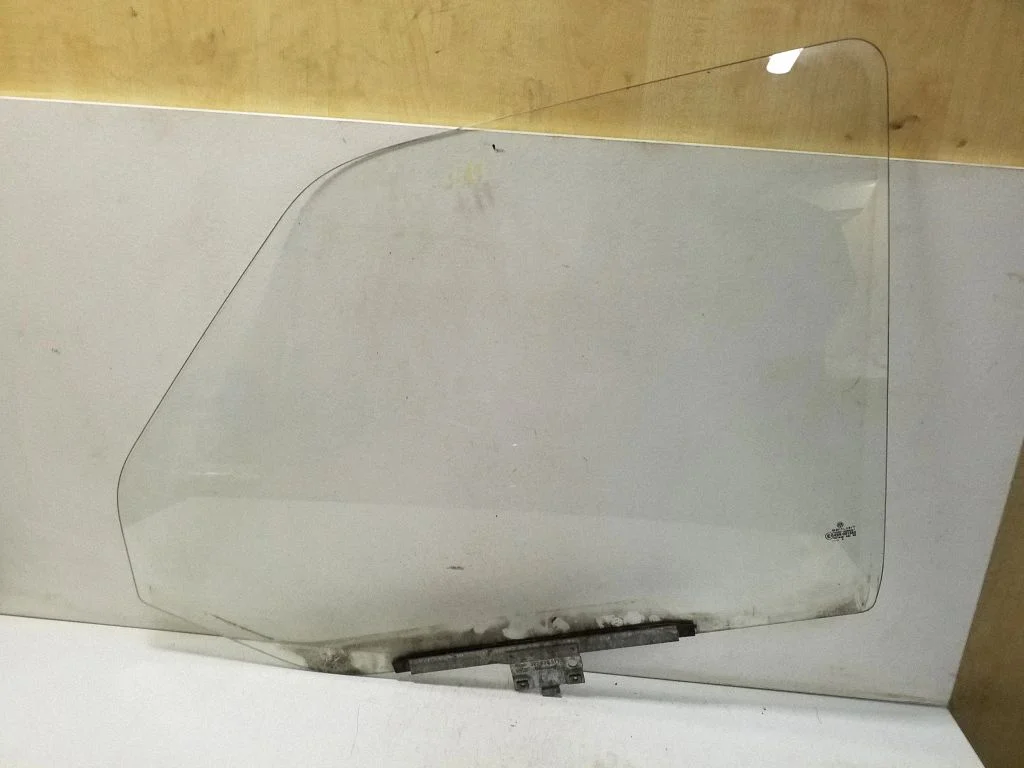 Galvenais priekšējo durvju stikls (četrdurvju) E143R001352