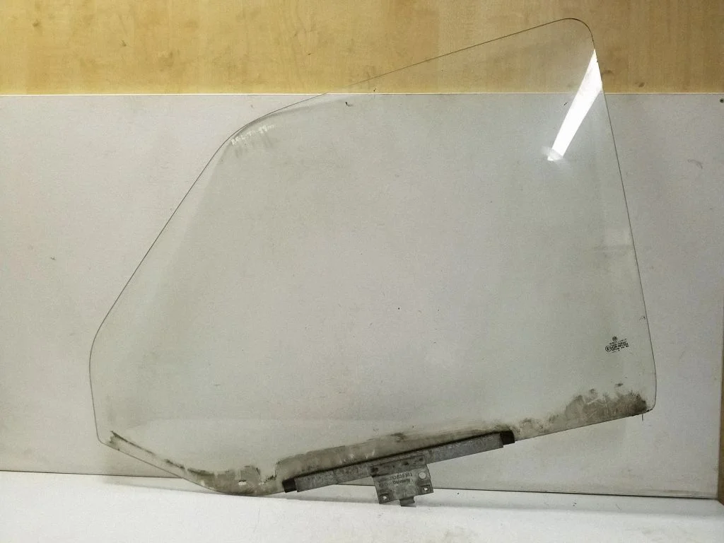 Galvenais priekšējo durvju stikls (četrdurvju) E143R001352