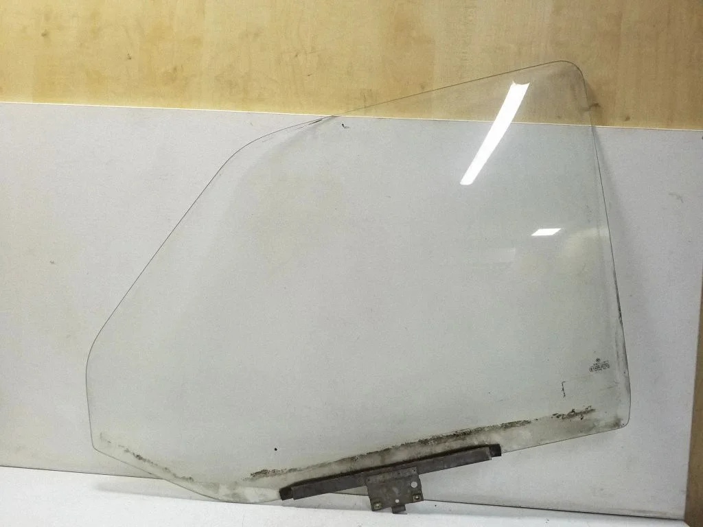 Galvenais priekšējo durvju stikls (četrdurvju) E143R001352