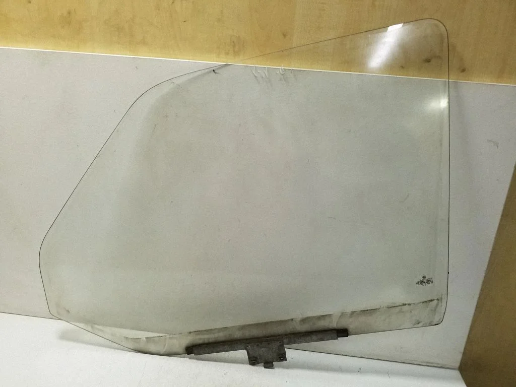 Galvenais priekšējo durvju stikls (četrdurvju) E143R001352